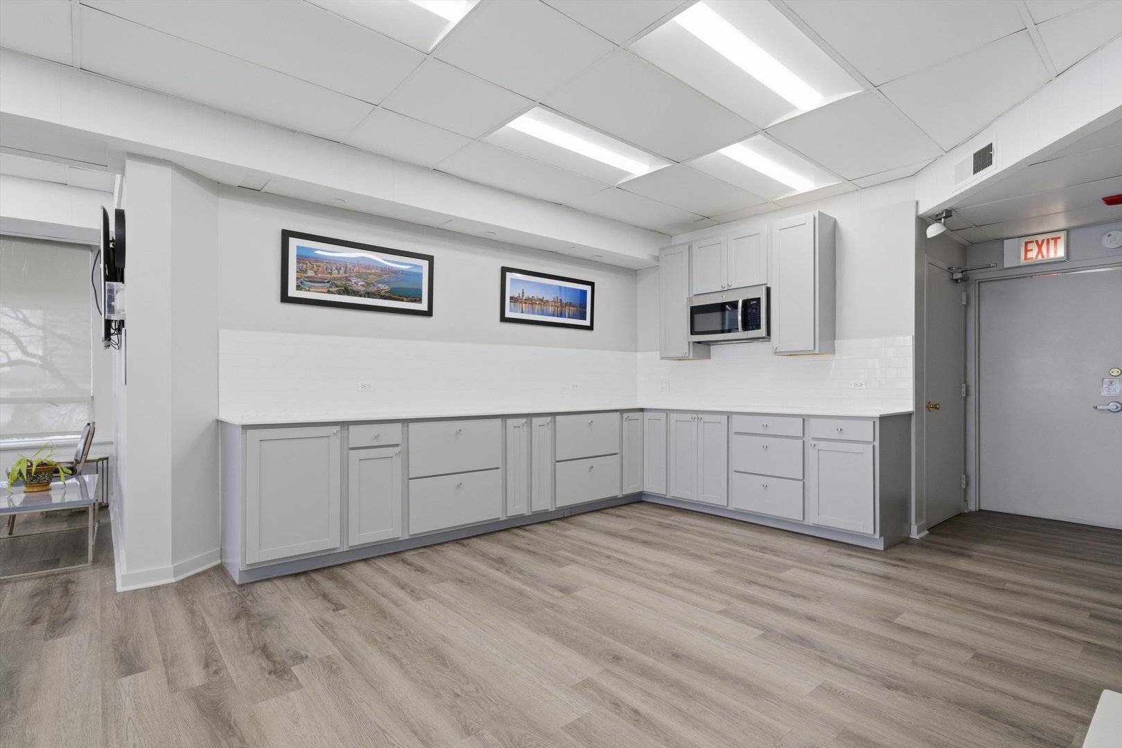 6301 North Sheridan Road, Unit 14G Chicago, IL 60660 - Photo 17 of 22 a view of empty room with wooden floor