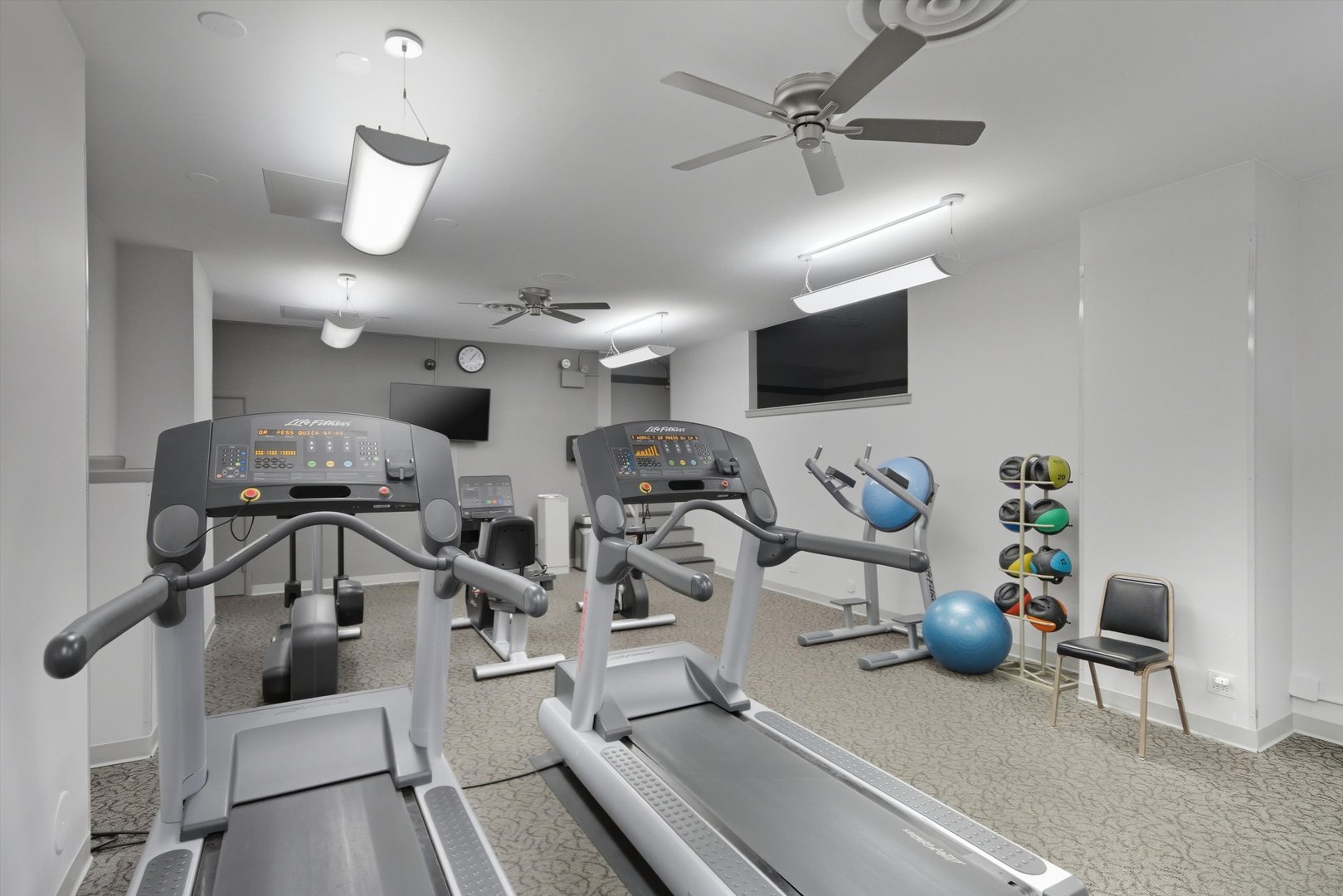 6301 North Sheridan Road, Unit 14G Chicago, IL 60660 - Photo 20 of 22 a living room with furniture and a flat screen tv