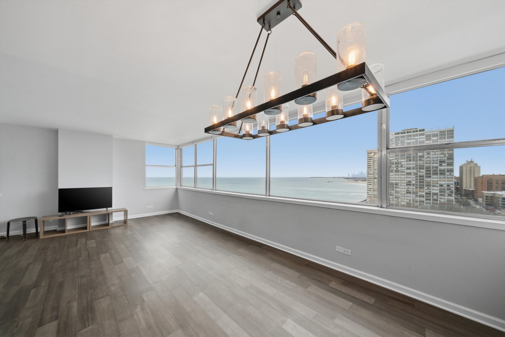 6301 North Sheridan Road, Unit 14G Chicago, IL 60660 - Photo 2 of 22 a view of an empty room with a window