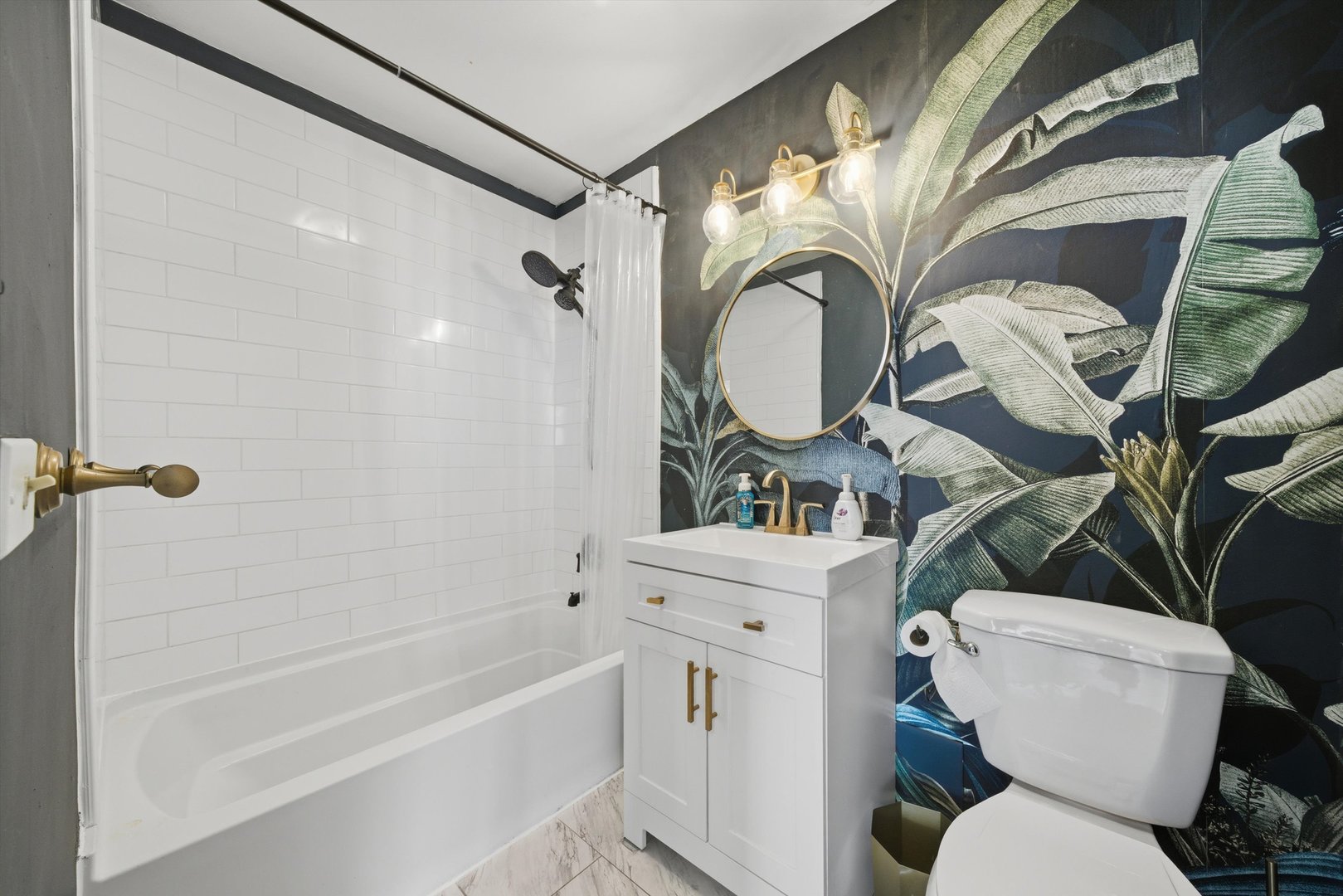 6301 North Sheridan Road, Unit 14G Chicago, IL 60660 - Photo 9 of 22 a bathroom with a toilet sink and mirror