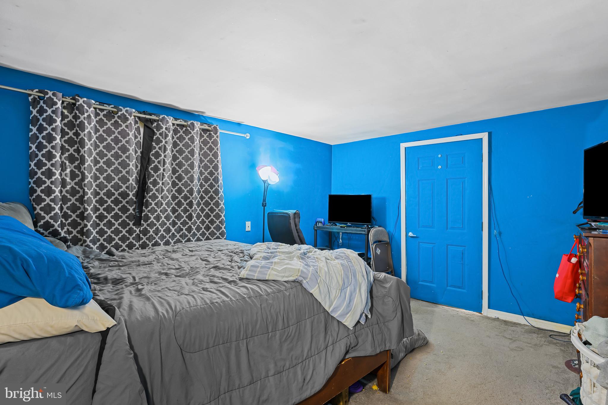 8 Augusta Drive Newark, DE 19713 - Photo 17 of 23 a bedroom with a bed and a window