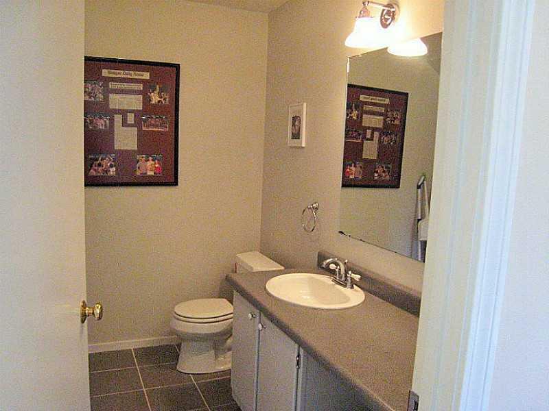 31 Linwood Road, Unit 31 Freeport, ME 04032 - Photo 13 of 24 Bathroom.