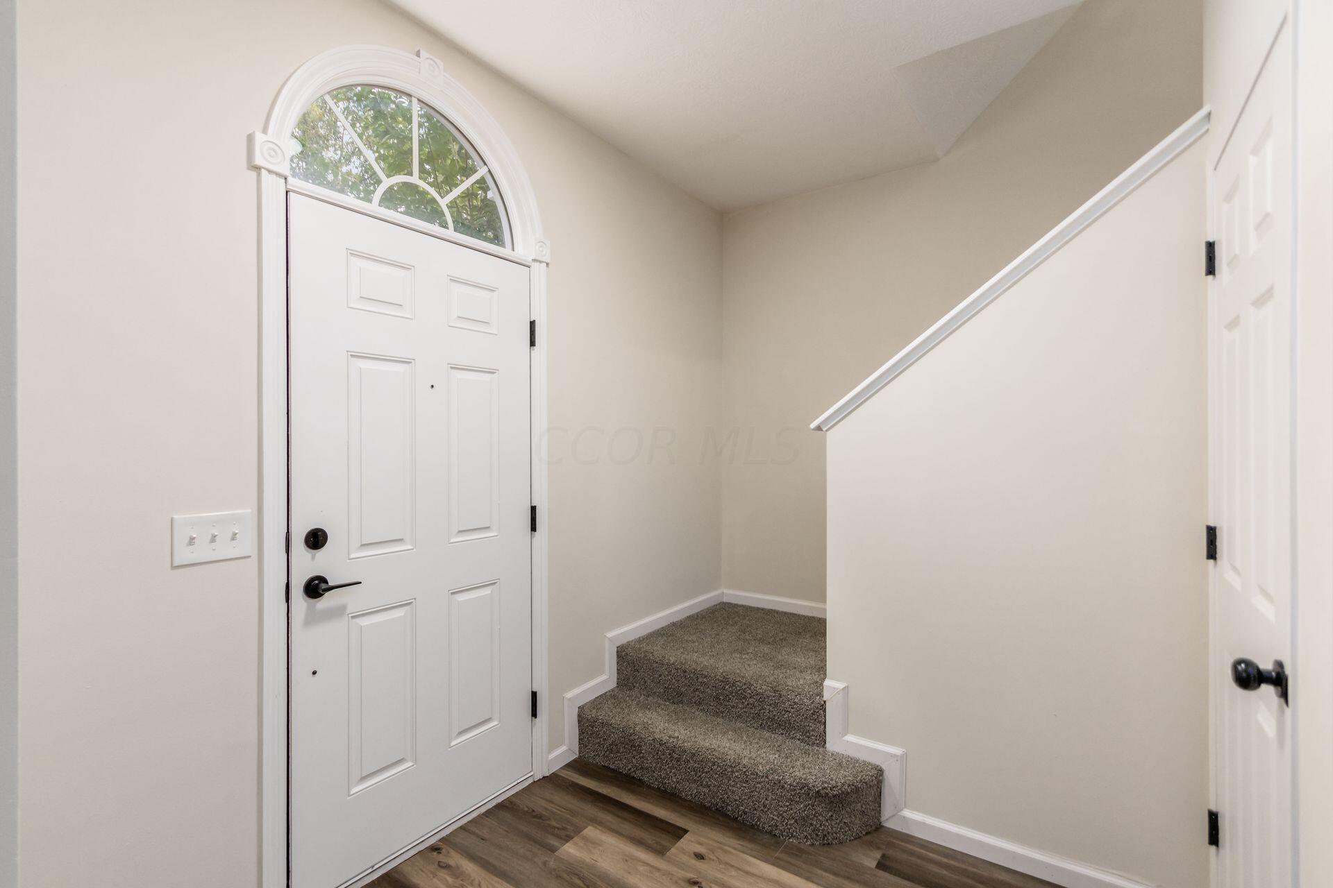 6039 Myrick Road Dublin, OH 43016 - Photo 3 of 46 Front entryway.