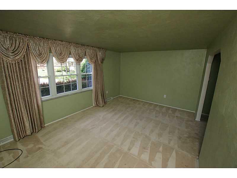 50 Dover Road Irwin, PA 15642 - Photo 6 of 21 Living Room.