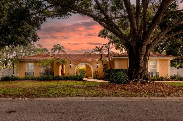 a view of a house with a yard
