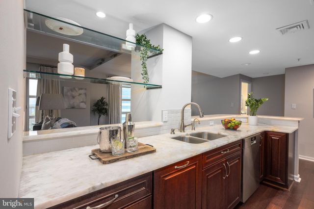 $406,000 | 250 President Street, Unit 508, Baltimore, MD 21202