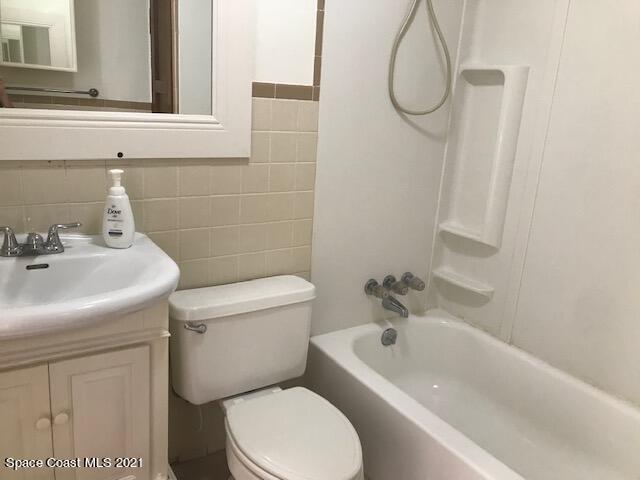 2545 2nd Avenue Northeast Palm Bay, FL 32905 - Photo 21 of 32 a bathroom with a sink a toilet and a bathtub