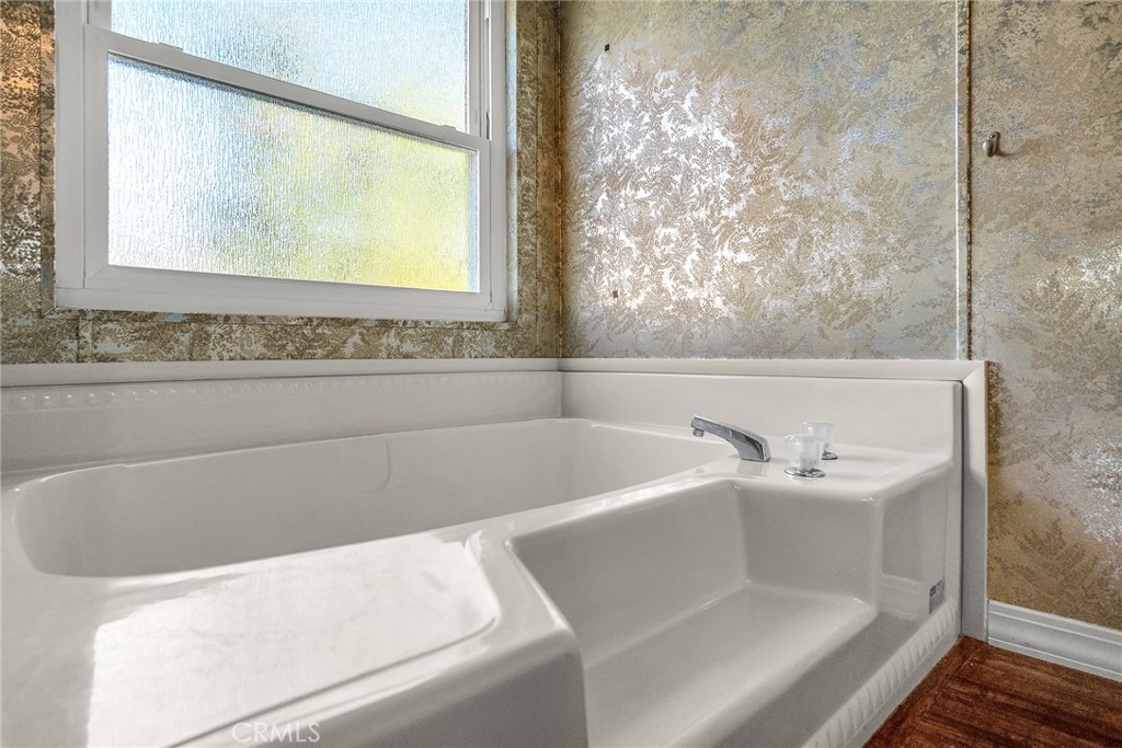 1486 Puritan Way Oceanside, CA 92057 - Photo 17 of 30 Primary bathroom bathtub