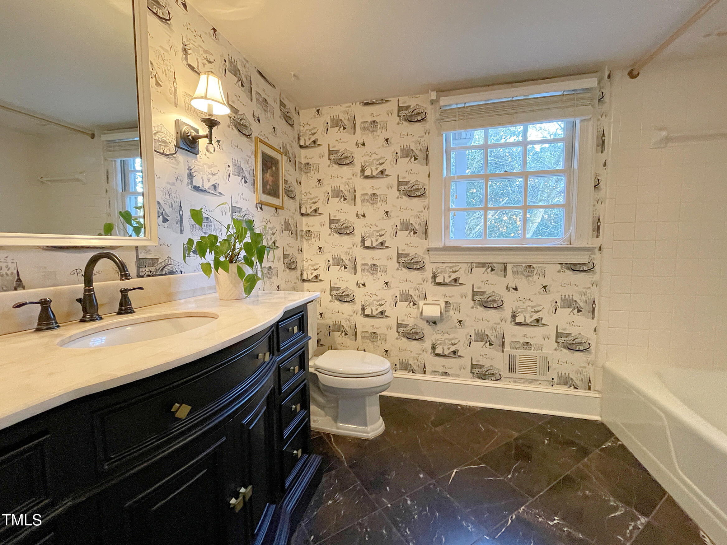 3222 Sussex Road Raleigh, NC 27612 - Photo 24 of 54 20241129_204529529_iOS