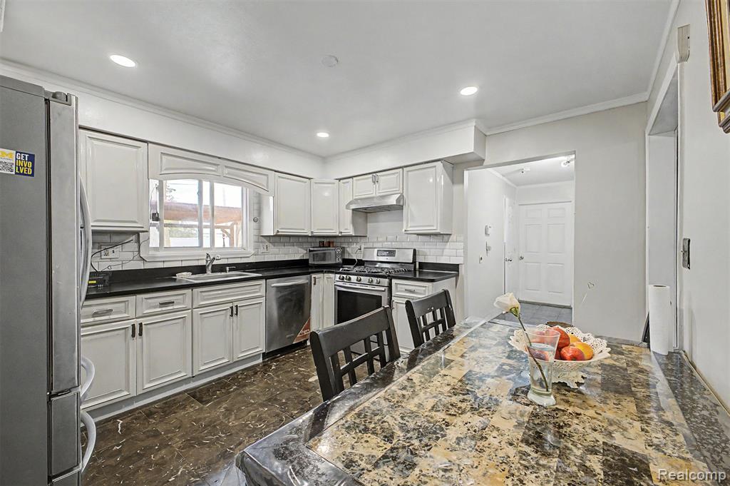 8650 Whitlock Avenue Dearborn, MI 48126 - Photo 10 of 40