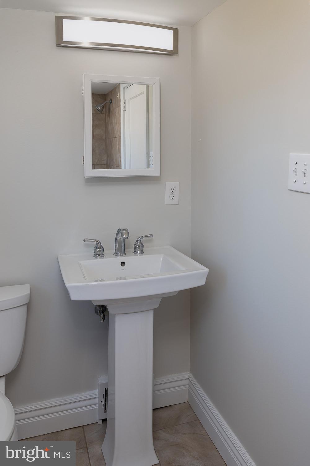 402 Golfview Road Wallingford, PA 19086 - Photo 19 of 24 2nd Floor Hall Bathroom