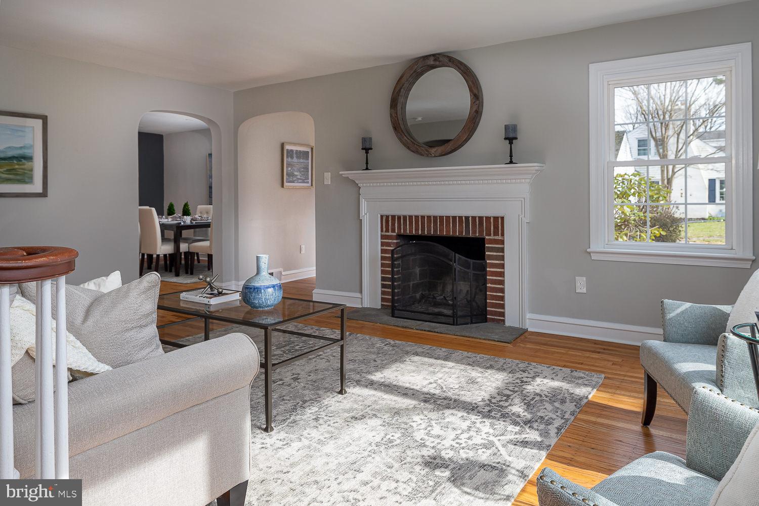 402 Golfview Road Wallingford, PA 19086 - Photo 5 of 24 Living Room