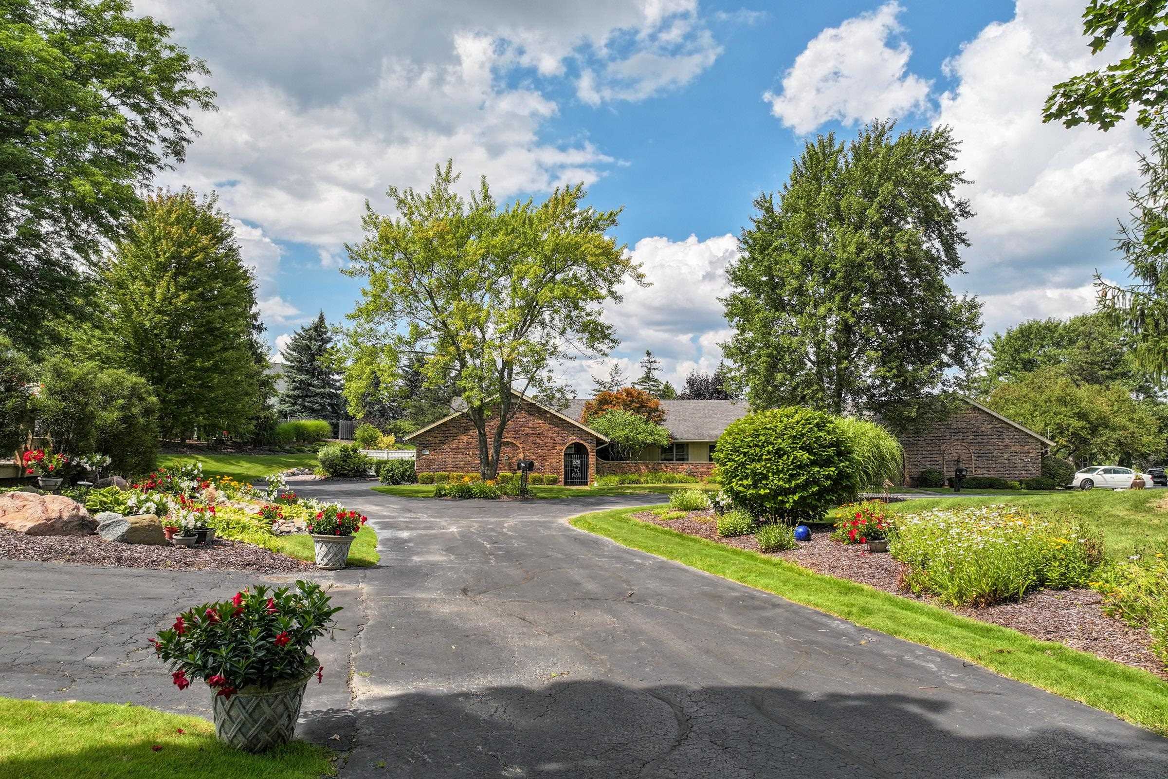 5277 Territorial Road Grand Blanc, MI 48439 - Photo 2 of 36 50152029-b8f1d032-88c2-469a-b291-33e8fc01002f.JPG