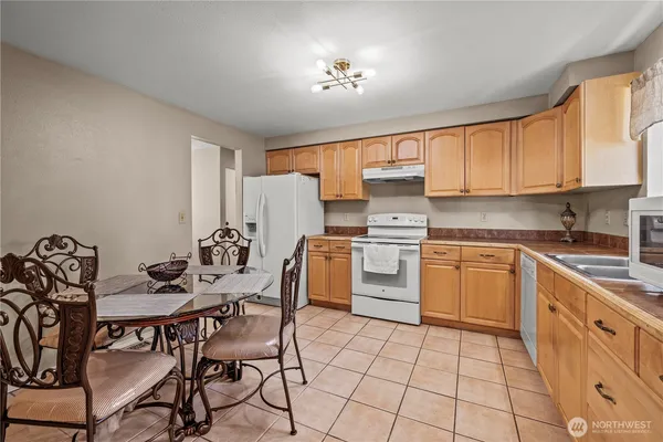 $3,250 | 1601 Olympia Avenue Southeast, Renton, WA 98058