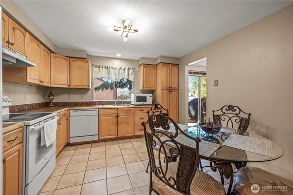 $3,250 | 1601 Olympia Avenue Southeast, Renton, WA 98058