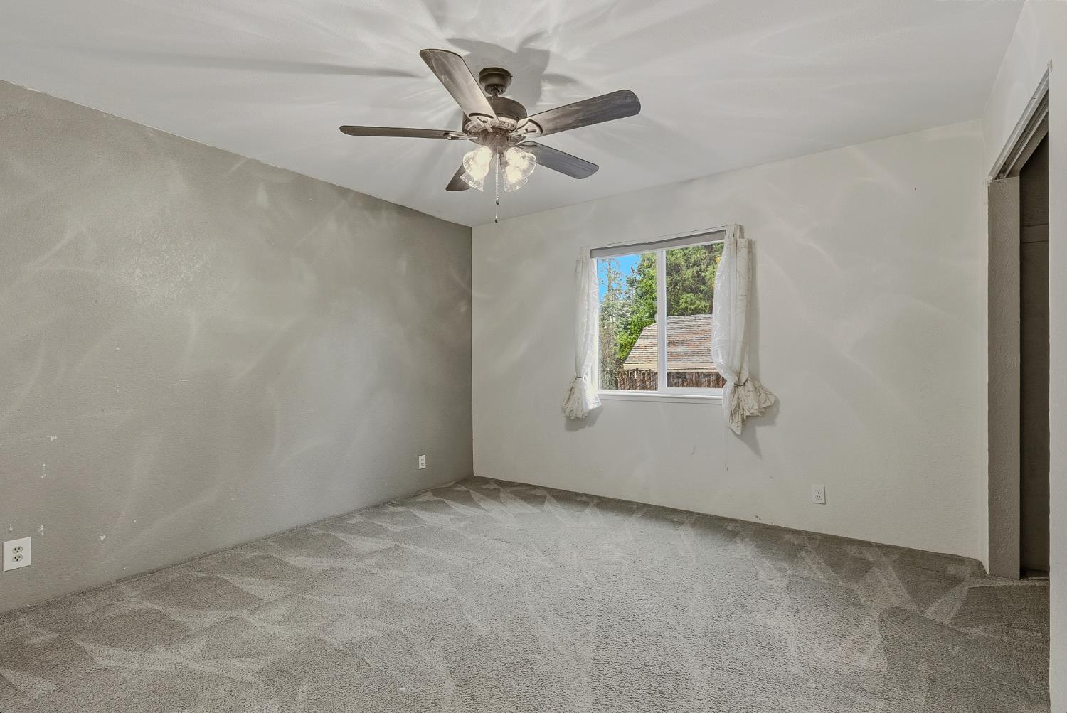5855 Pine Street Foresthill, CA 95631 - Photo 20 of 32 an empty room with windows and fan