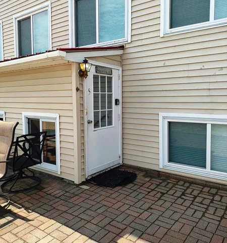 $1,800 | 208 West Shore Road, Unit 5, Bristol, NH 03222