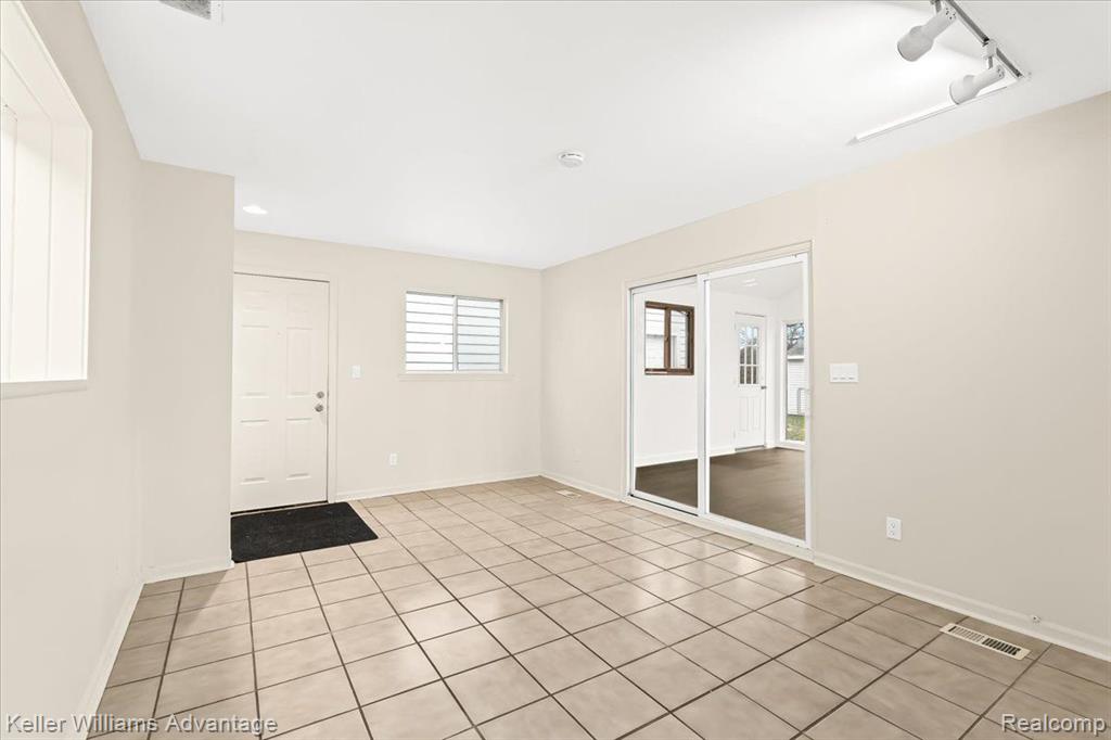 4801 Rioview Drive Clarkston, MI 48346 - Photo 19 of 28
