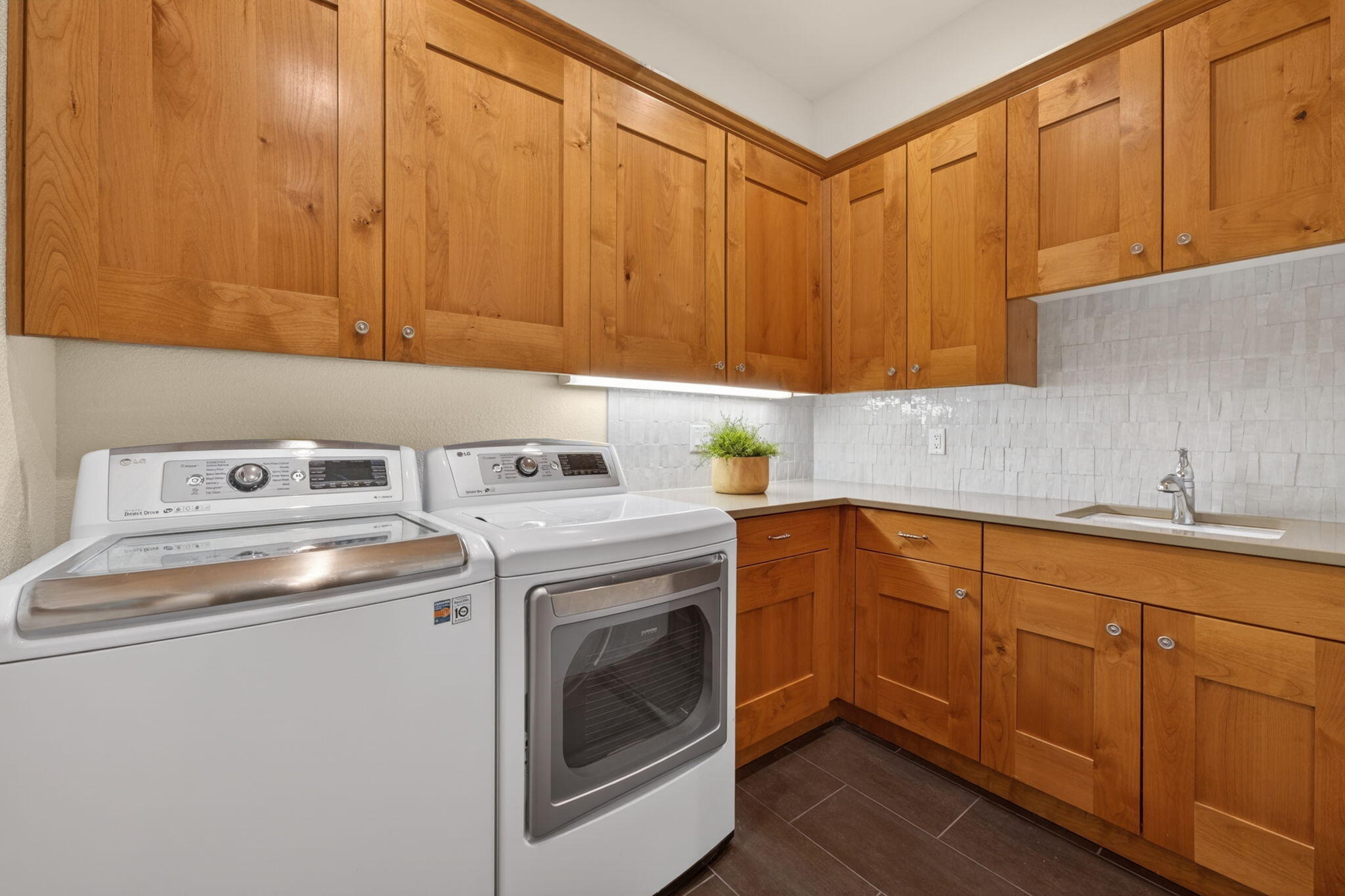60420 Snap Shot Loop Bend, OR 97702 - Photo 40 of 51 Large Laundry Area