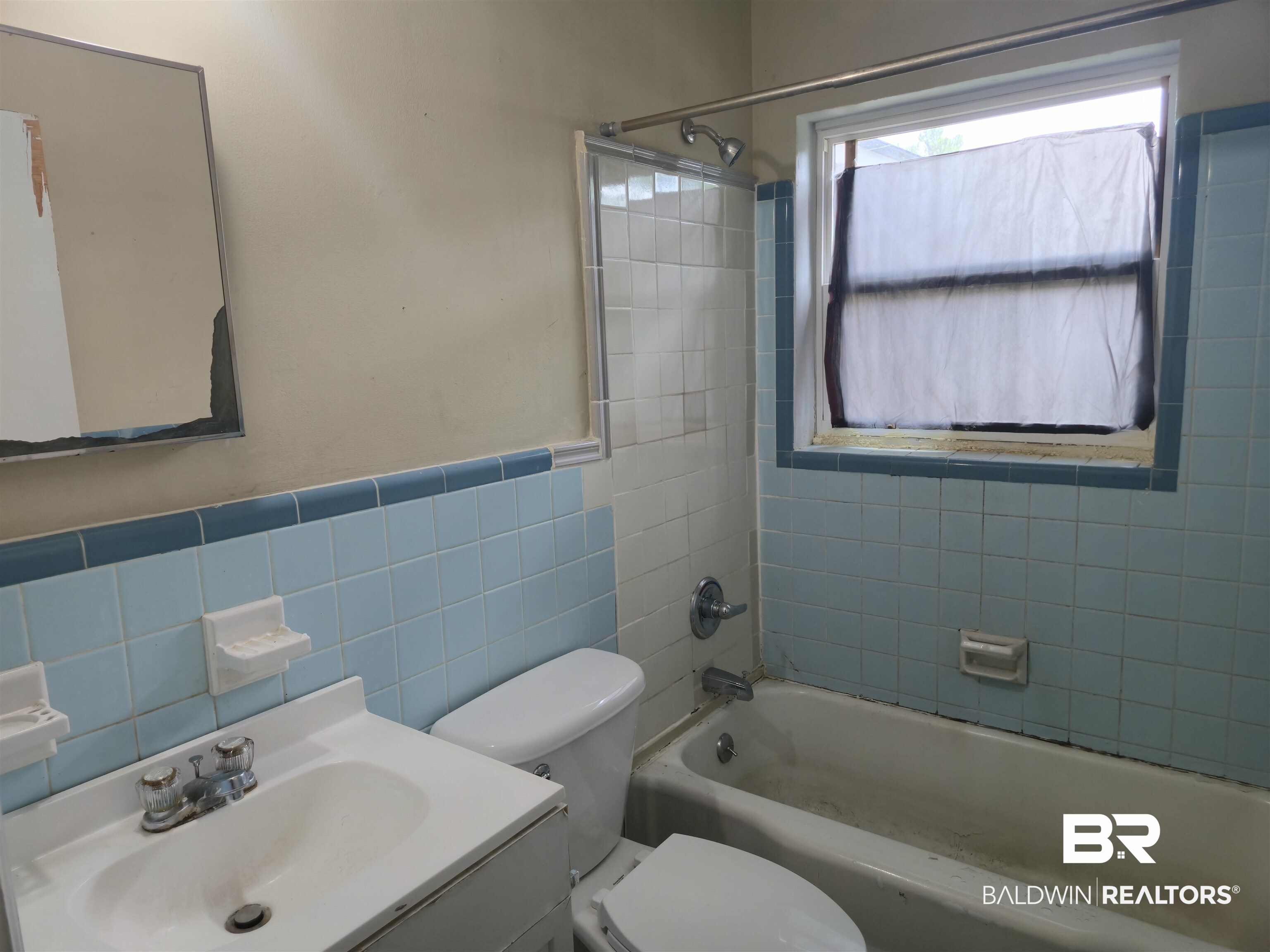 75 Picardy Street Mobile, AL 36607 - Photo 8 of 14 Bath