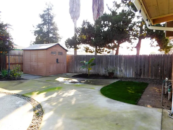 a view of back yard of the house