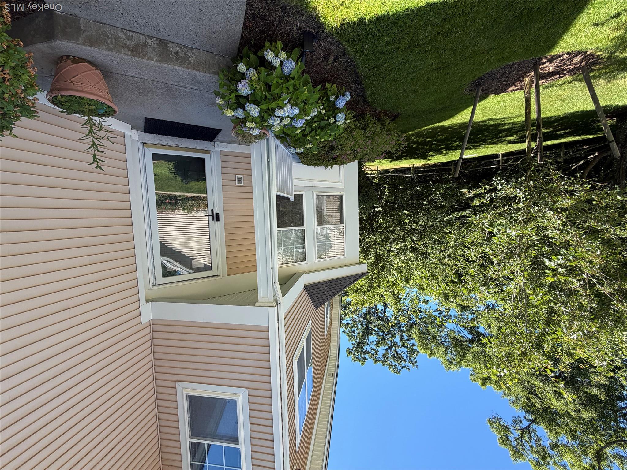 121 Winding Ridge Road White Plains, NY 10603 - Photo 4 of 43