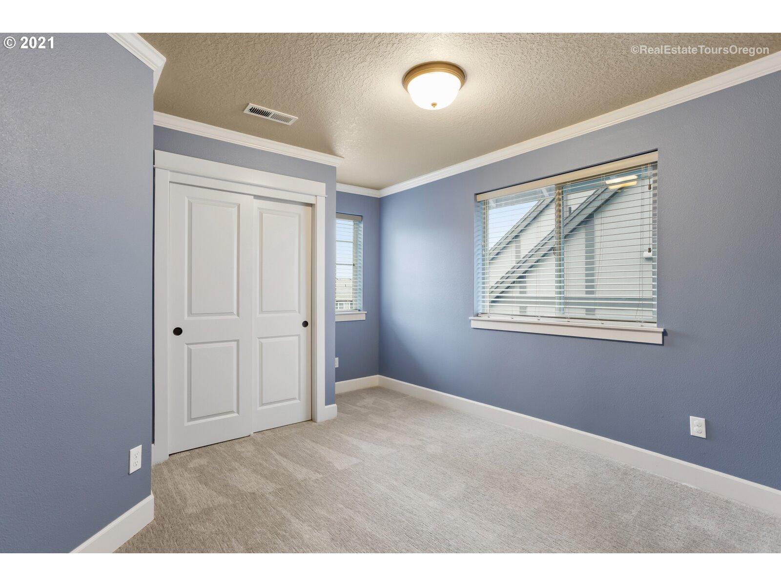 13348 Southwest Alpine View Tigard, OR 97224 - Photo 21 of 32 a view of an empty room and window