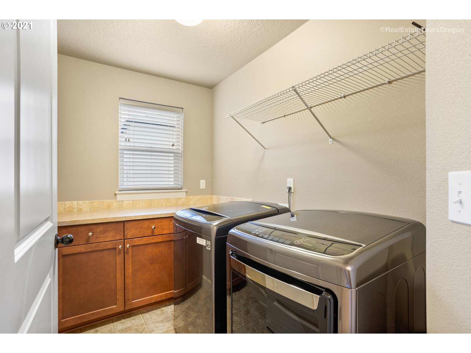 13348 Southwest Alpine View Tigard, OR 97224 - Photo 27 of 32 a kitchen that has a sink and a stove