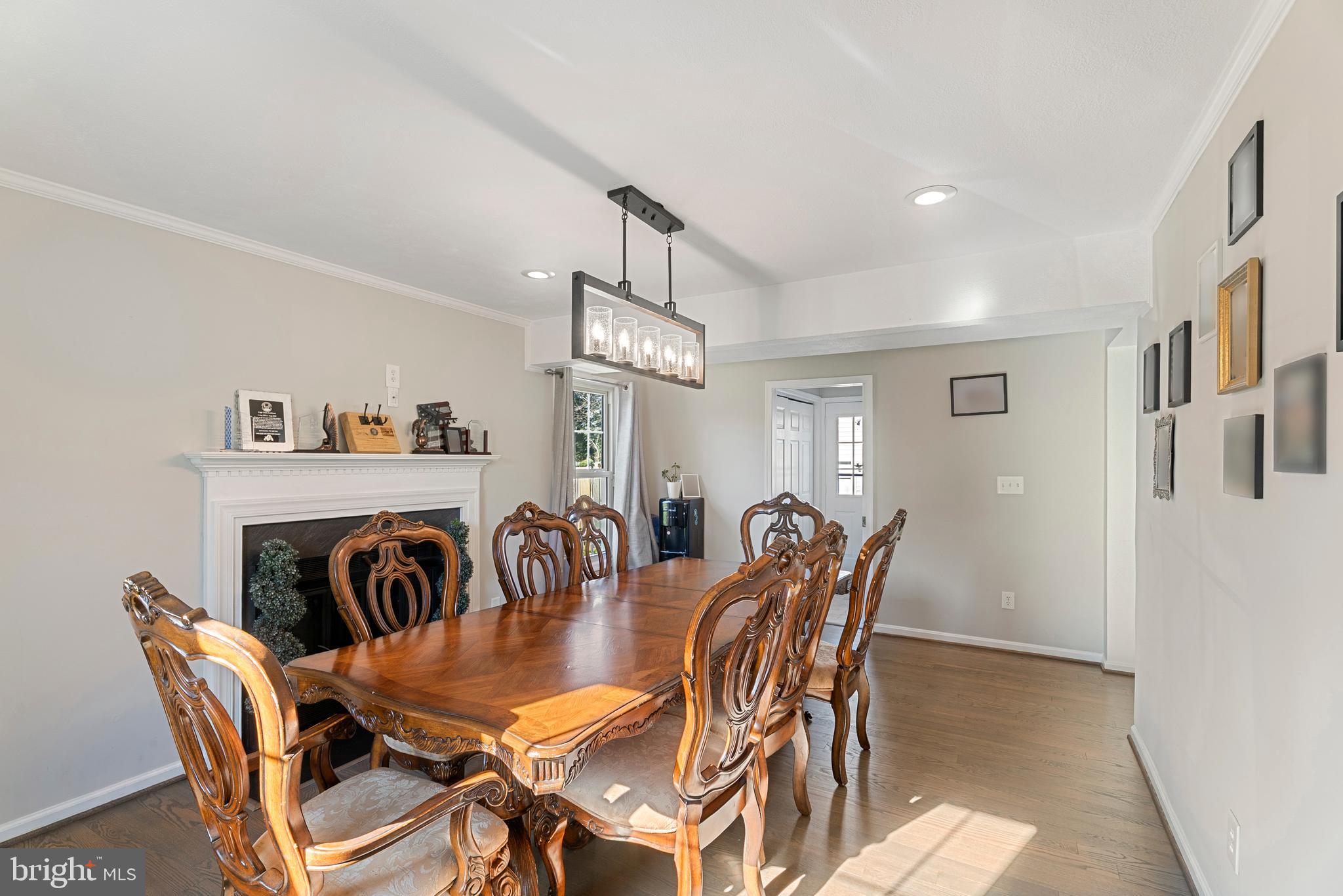 3100 Franklin Street Alexandria, VA 22306 - Photo 12 of 55 a dining room with furniture and chandelier