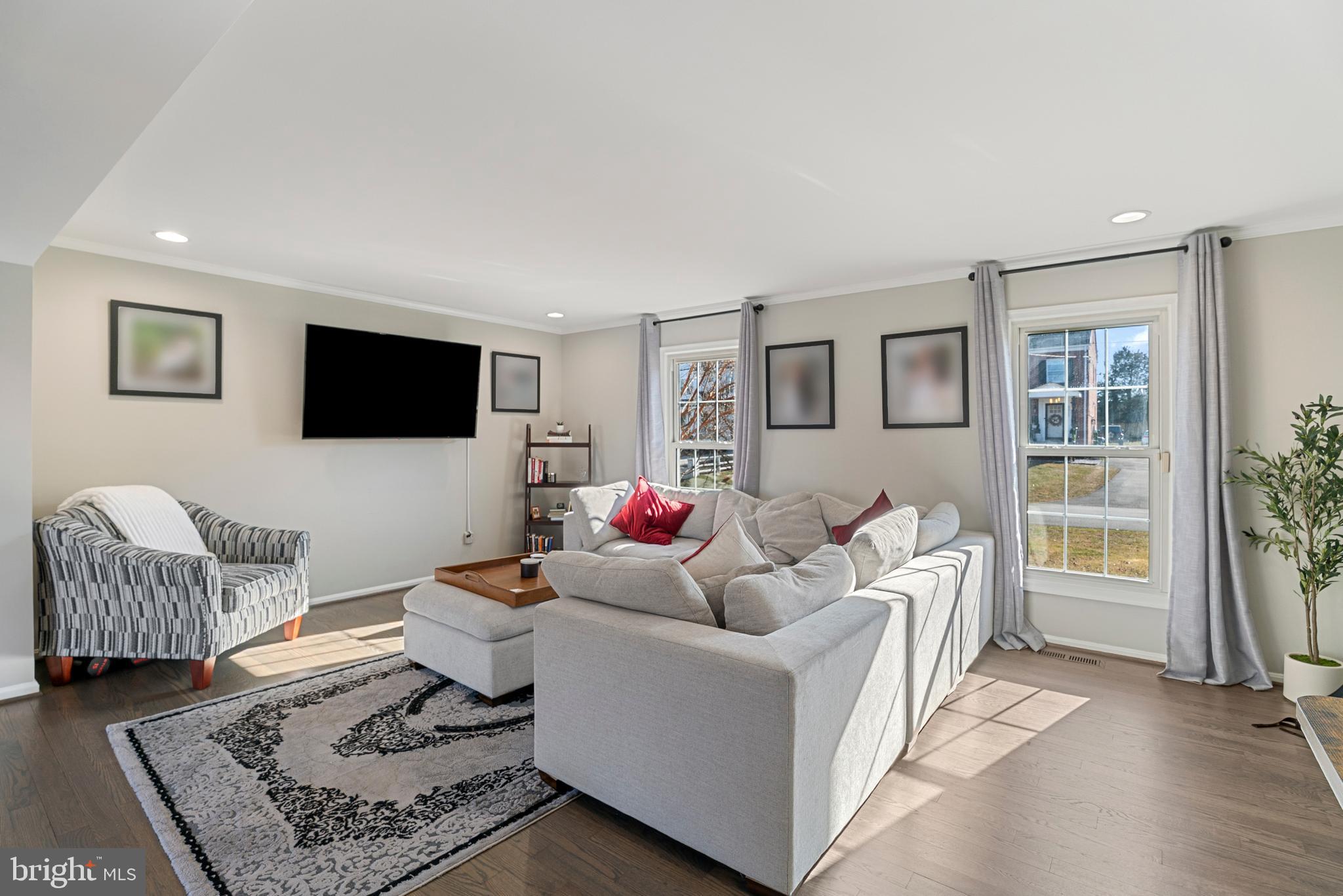 3100 Franklin Street Alexandria, VA 22306 - Photo 16 of 55 a living room with furniture and a flat screen tv