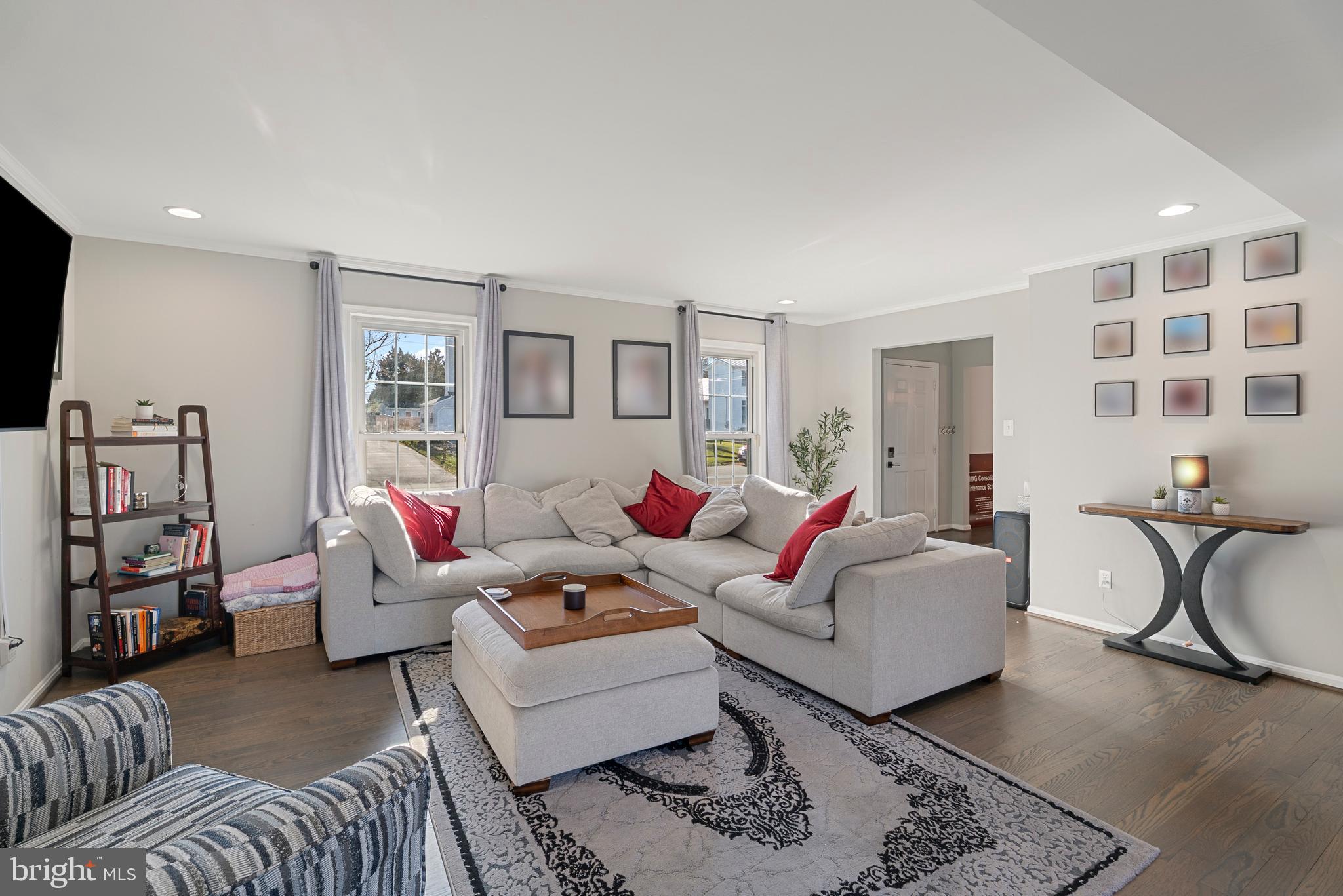 3100 Franklin Street Alexandria, VA 22306 - Photo 17 of 55 a living room with furniture and a flat screen tv