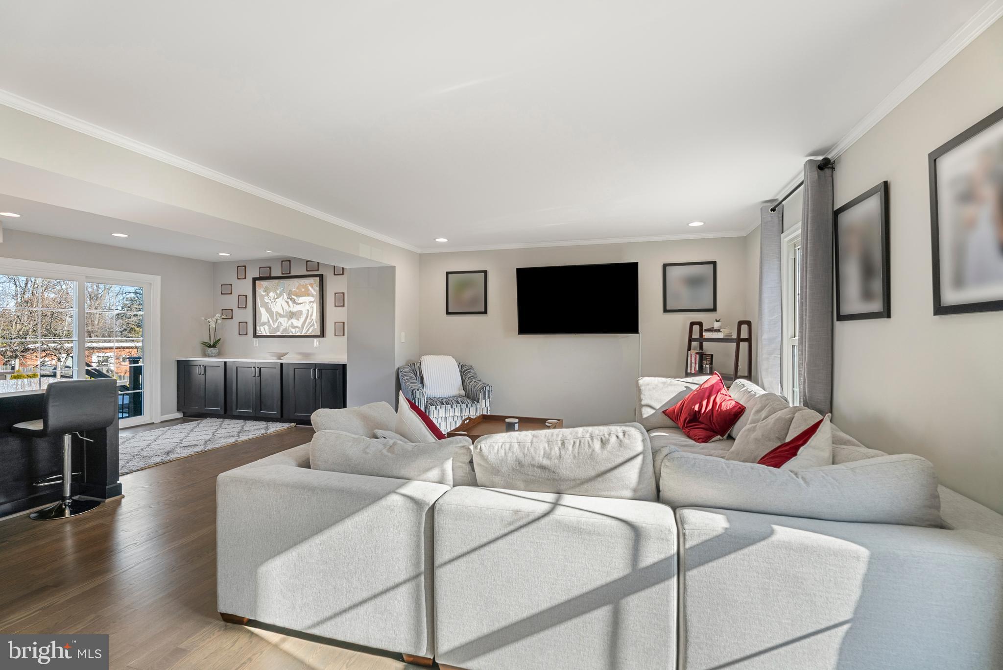 3100 Franklin Street Alexandria, VA 22306 - Photo 19 of 55 a living room with furniture and a flat screen tv