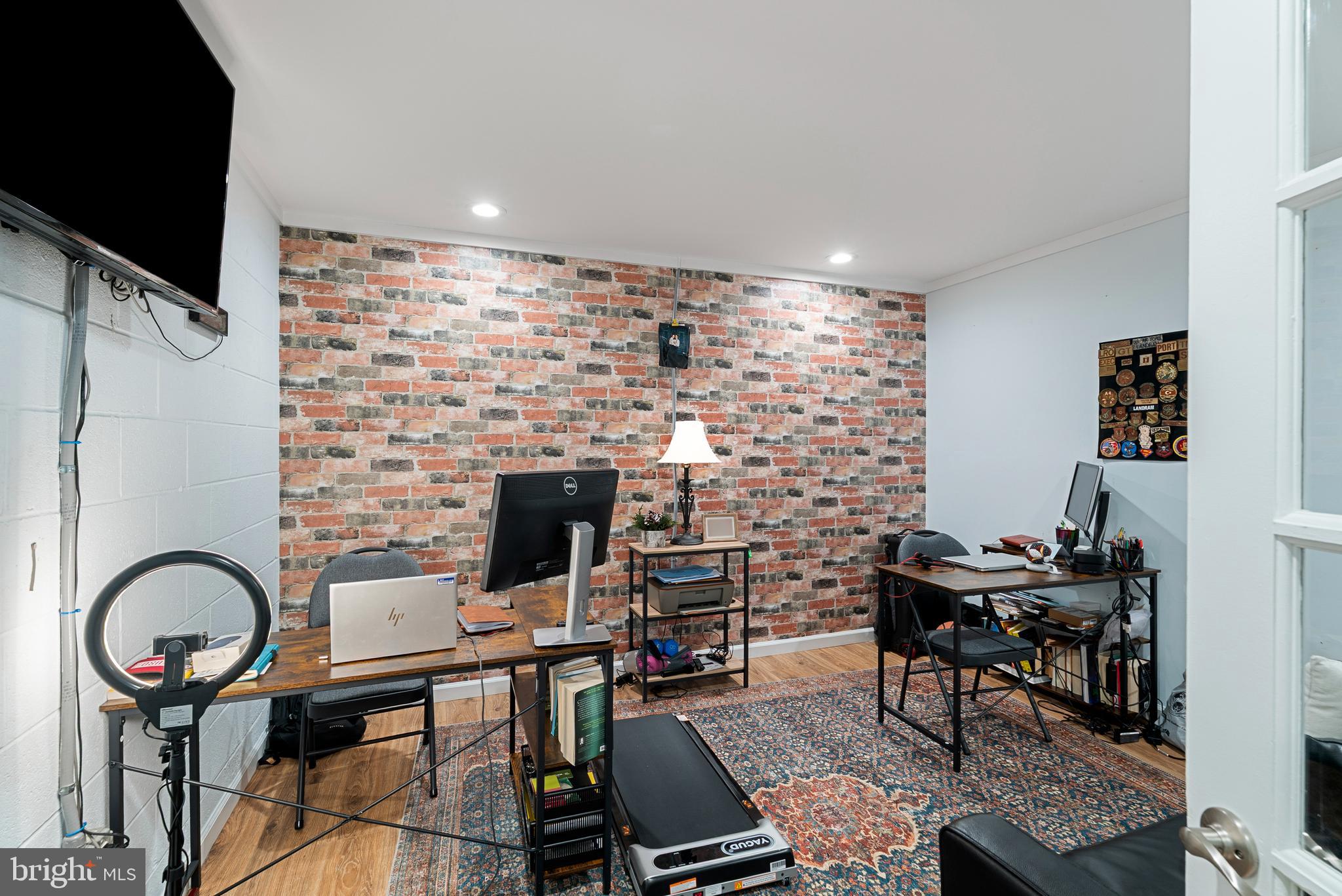 3100 Franklin Street Alexandria, VA 22306 - Photo 22 of 55 a workspace with furniture