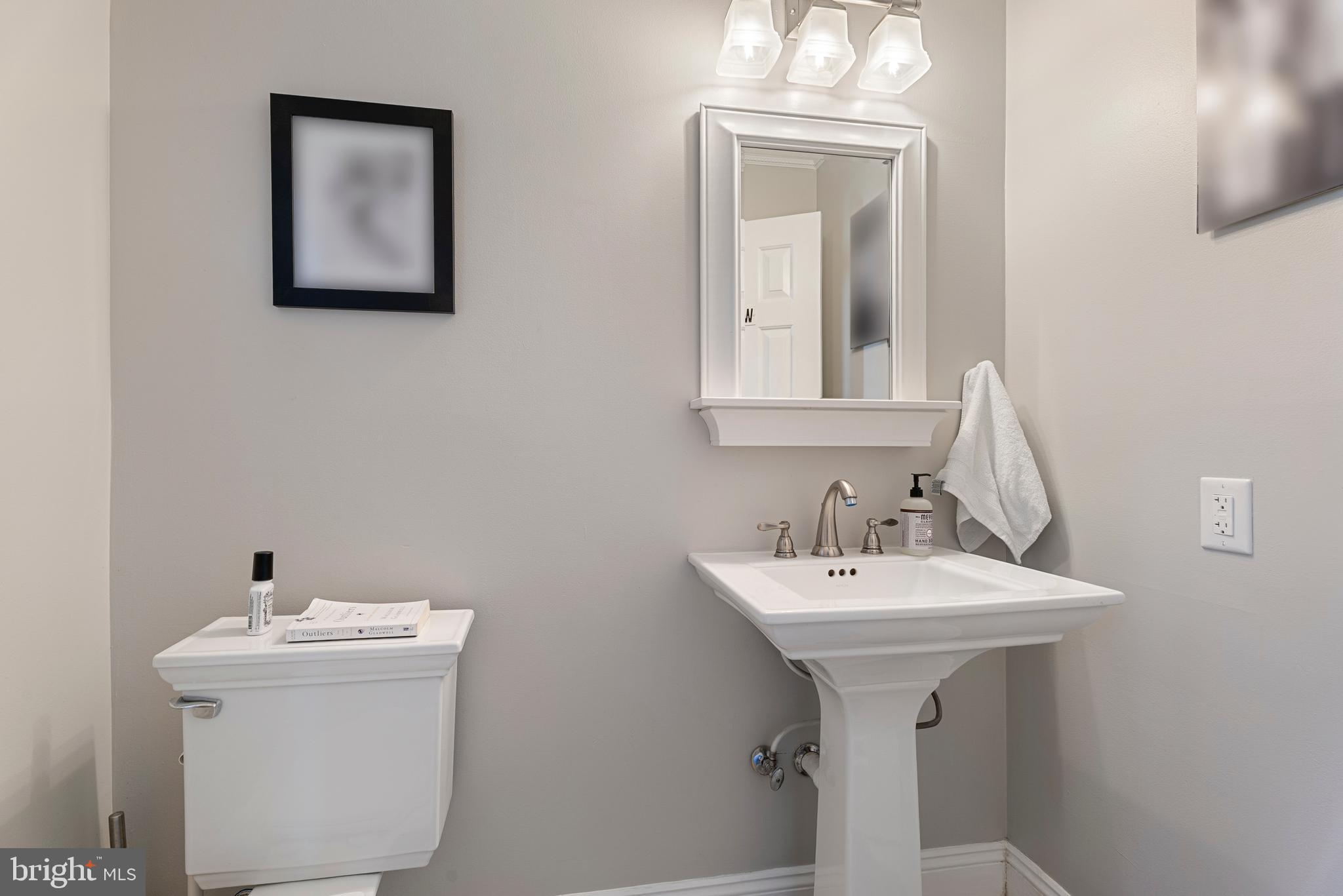 3100 Franklin Street Alexandria, VA 22306 - Photo 40 of 55 a bathroom with a sink and a mirror