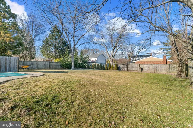 a view of a yard with a house