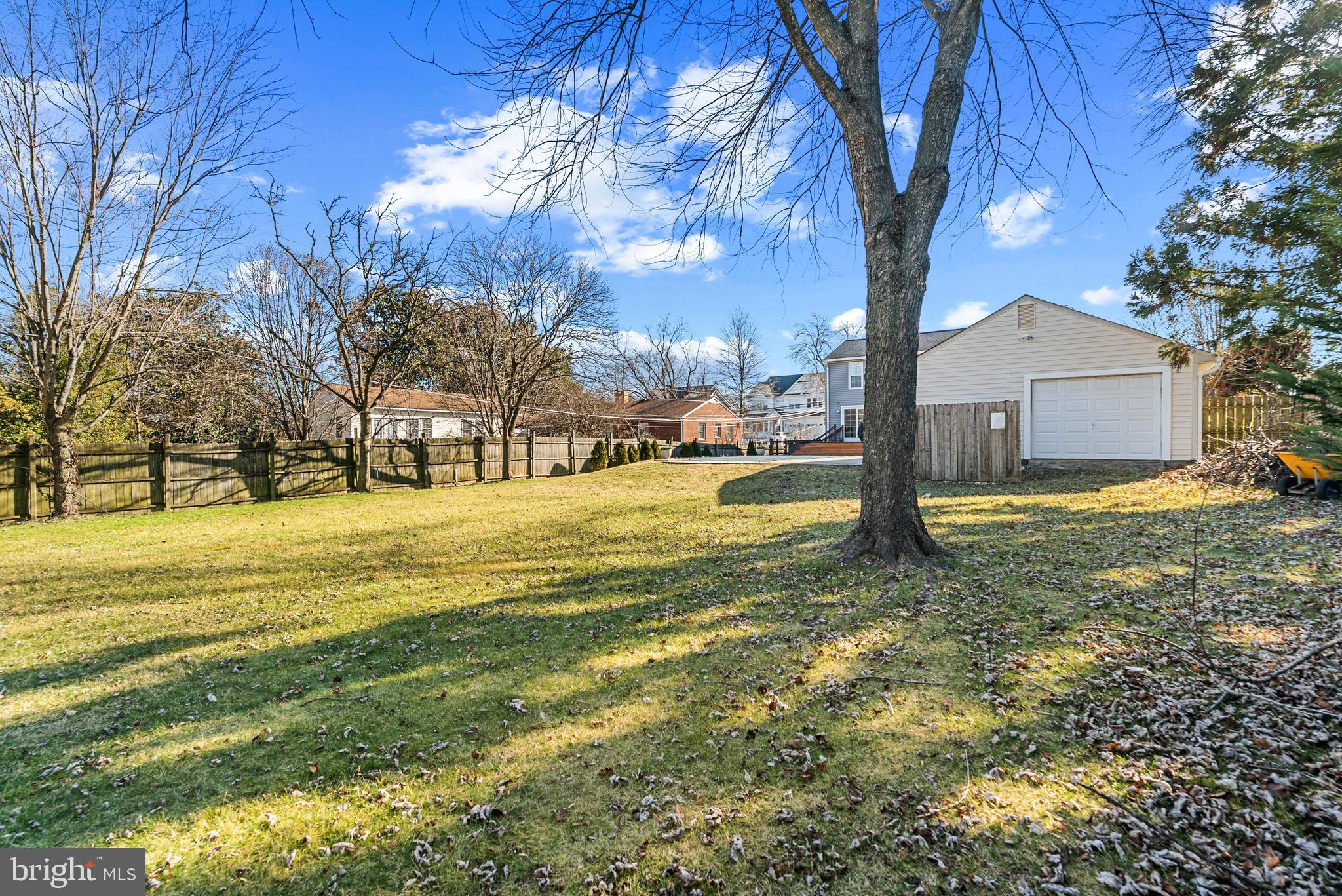 3100 Franklin Street Alexandria, VA 22306 - Photo 51 of 55 a view of a yard with a house