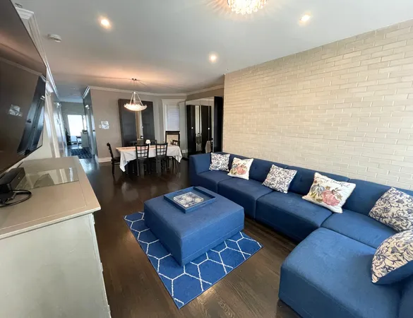 $4,500 | 3839 North Hamlin Avenue, Unit 1, Chicago, IL 60618