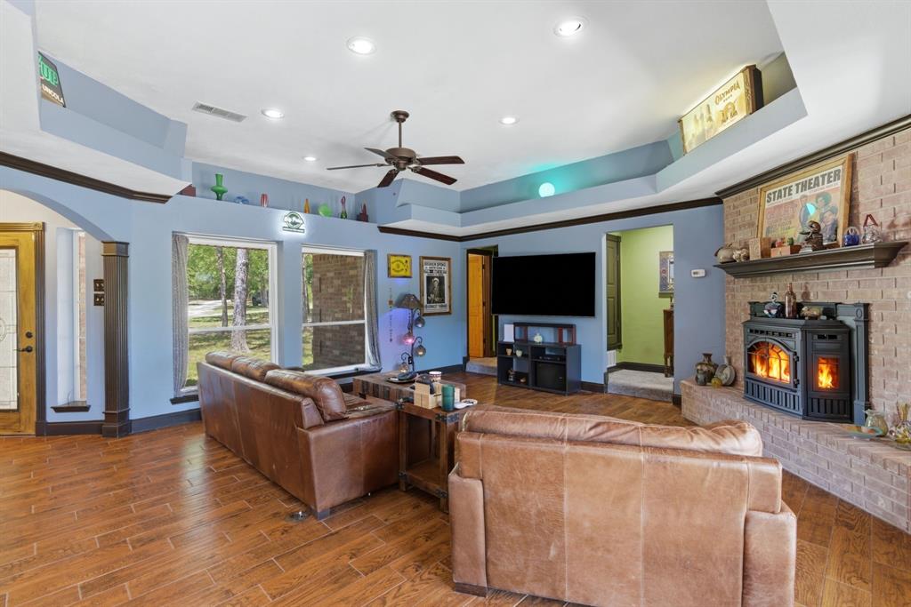 321 Cr 211 Road Gainesville, TX 76240 - Photo 5 of 40 Spacious and bright living area.