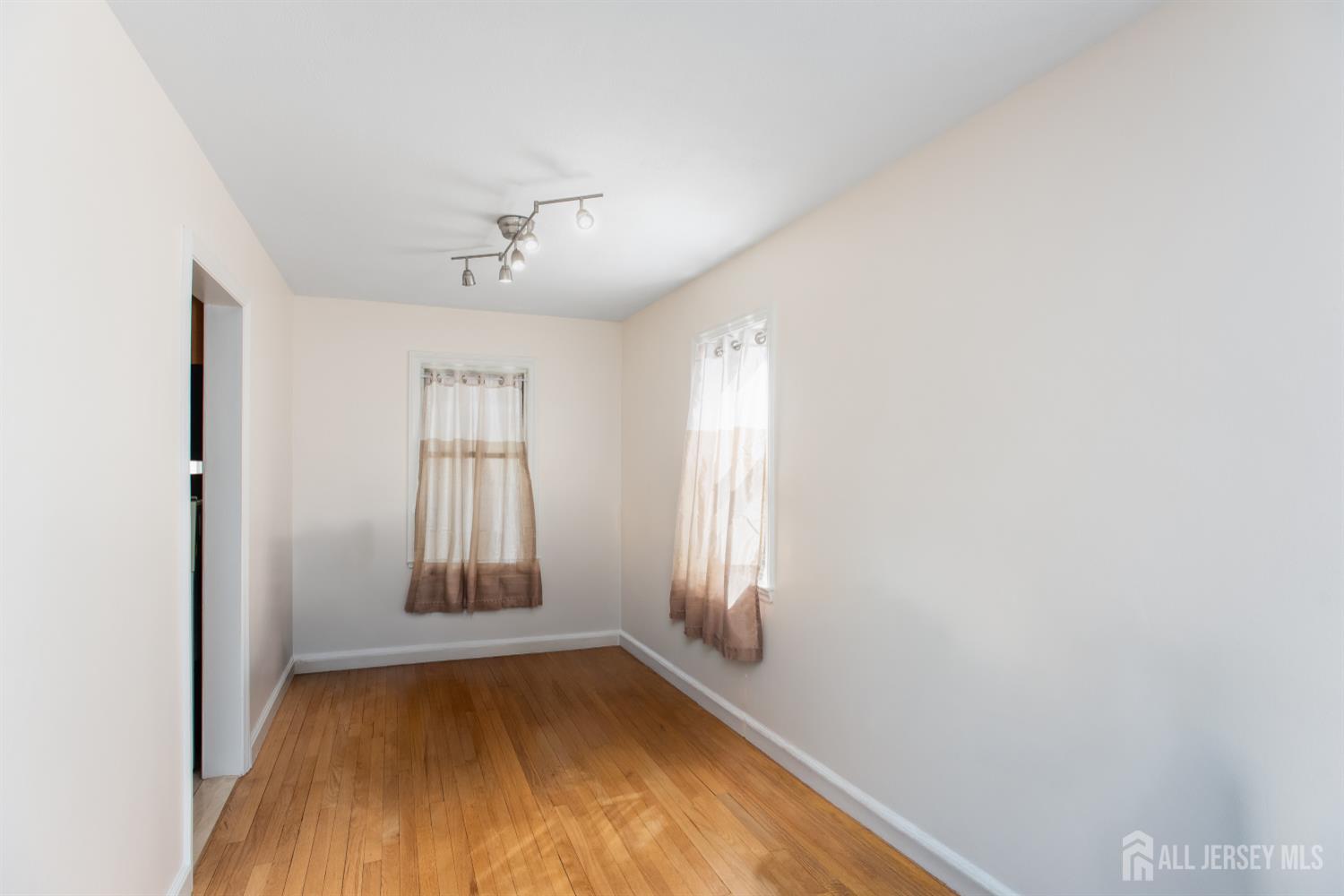32 Robins Place Metuchen, NJ 08840 - Photo 16 of 28