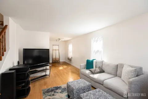 $529,900 | 32 Robins Place, Metuchen, NJ 08840