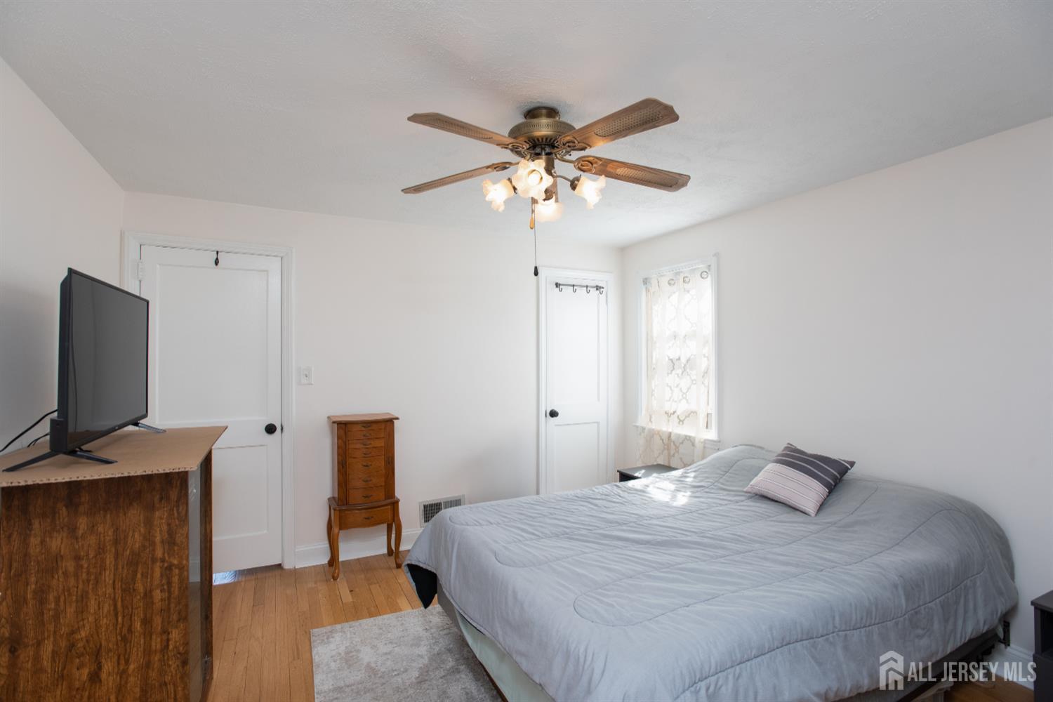 32 Robins Place Metuchen, NJ 08840 - Photo 10 of 28