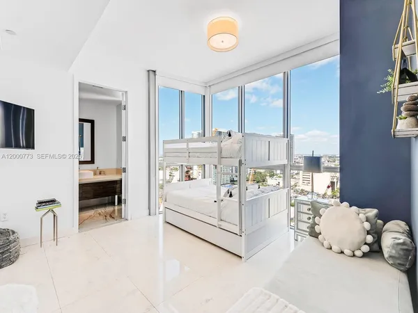 $9,500 | 1100 Biscayne Boulevard, Unit 2105, Miami, FL 33132