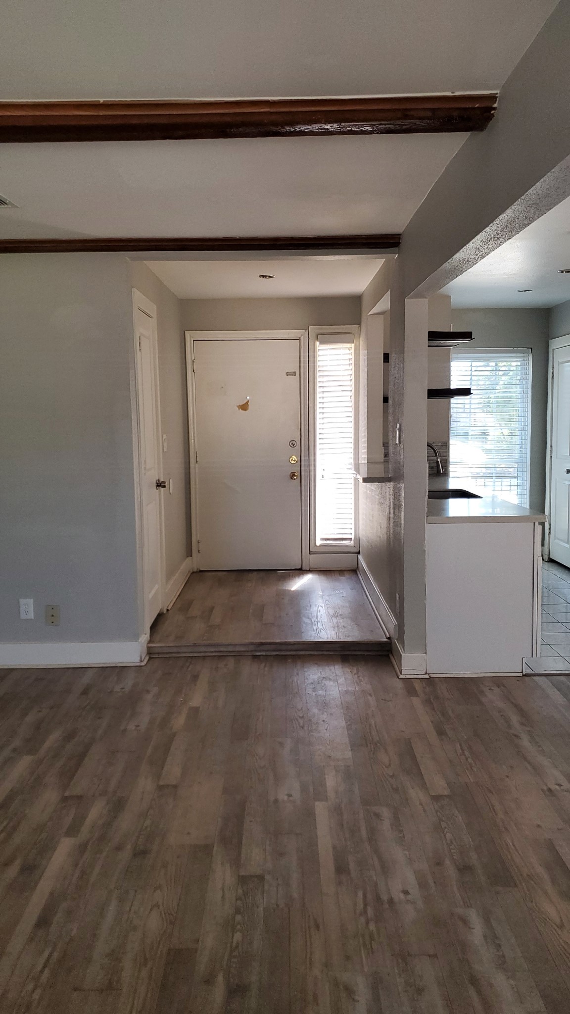 15414 West Hampton Circle Houston, TX 77071 - Photo 12 of 30 an empty room with windows