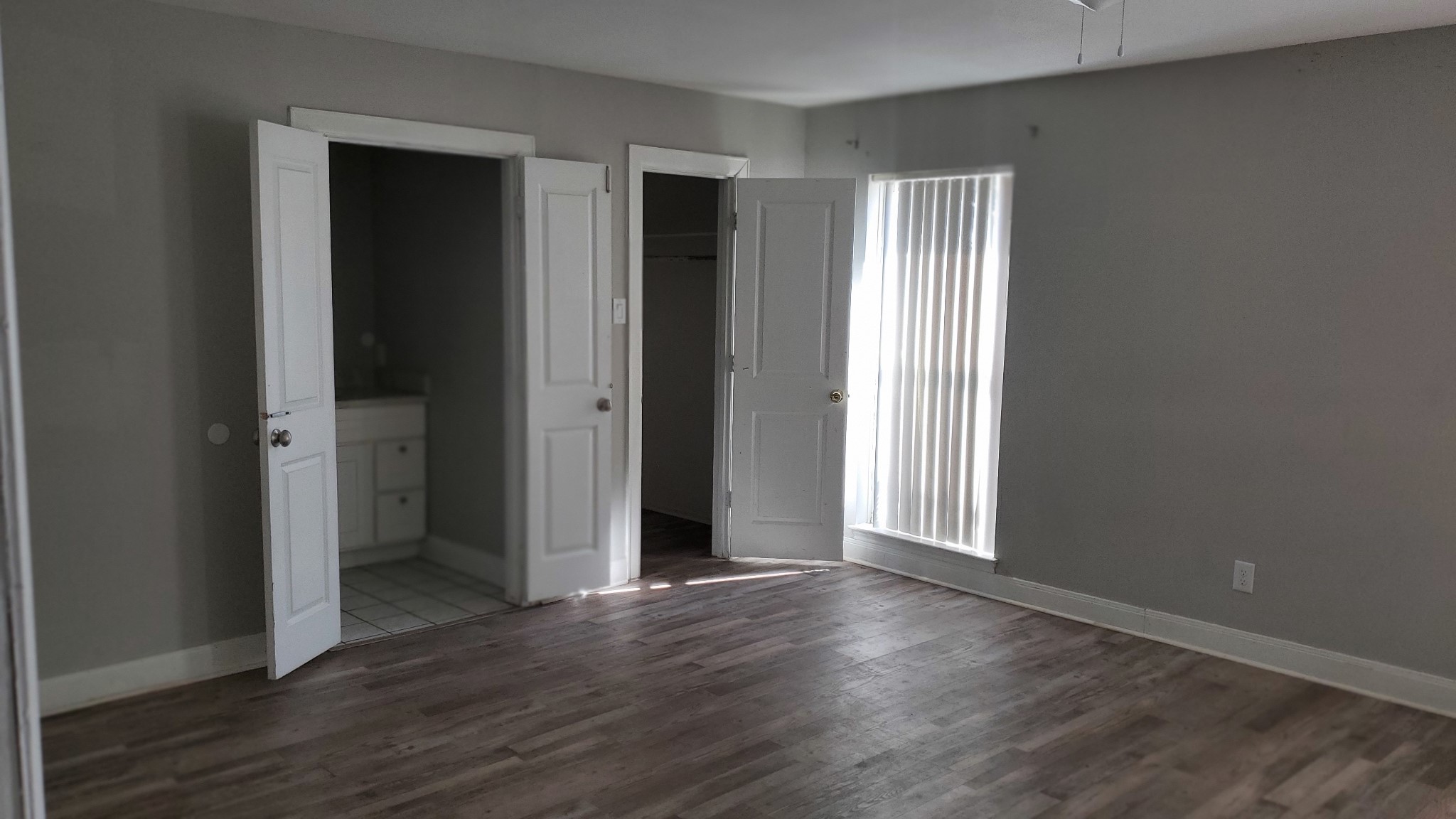 15414 West Hampton Circle Houston, TX 77071 - Photo 17 of 30 an empty room with wooden floor & windows