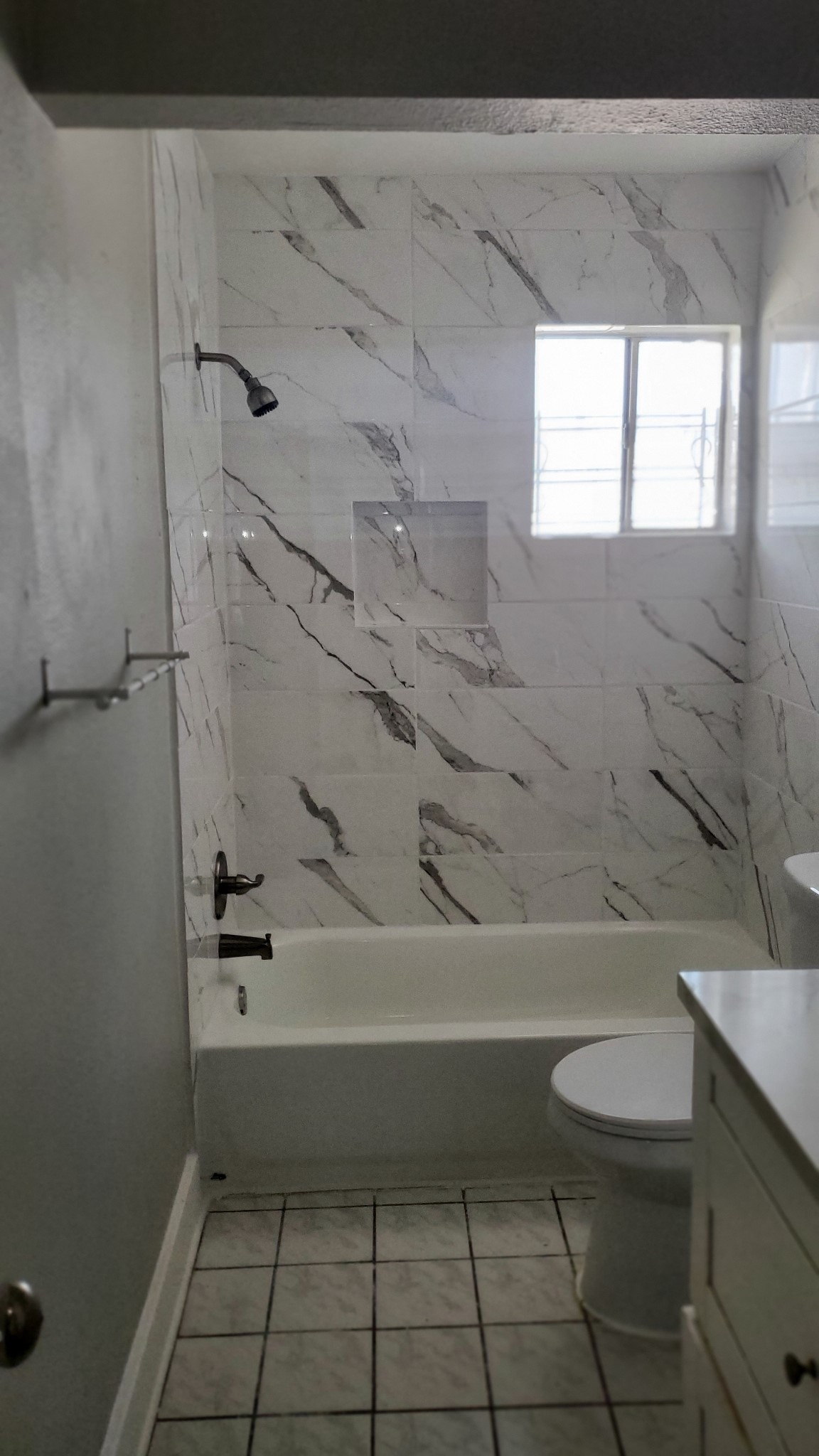 15414 West Hampton Circle Houston, TX 77071 - Photo 26 of 30 a bathroom with a toilet a sink and a bathtub