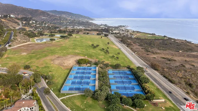 $3,979,000 | 3516 Malibu Country Drive, Malibu, CA 90265