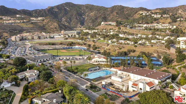 $3,979,000 | 3516 Malibu Country Drive, Malibu, CA 90265