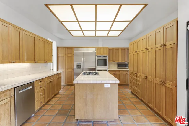 $3,979,000 | 3516 Malibu Country Drive, Malibu, CA 90265