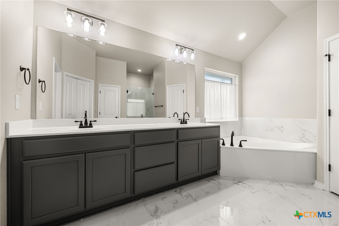 223 Sand Flat Lane Temple, TX 76502 - Photo 17 of 33 a bathroom with double vanity sink and a bathtub