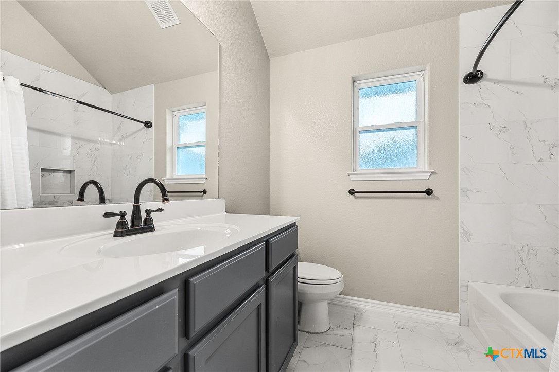 223 Sand Flat Lane Temple, TX 76502 - Photo 22 of 33 a bathroom with a sink toilet and a bathtub